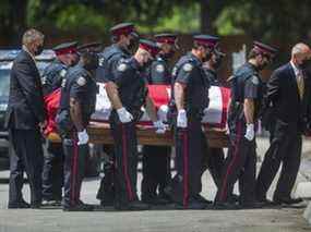 La police de Toronto transporte le const.  Le cercueil de Jeffrey Northrup dans la maison funéraire Kane-Jerrett à Thornhill le 4 juillet 2021.