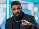 Drake accepte le prix de la meilleure chanson rap pour 