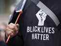 Un militant de Black Lives Matter assiste à une manifestation contre la brutalité policière le 17 avril 2021 à Columbus, Ohio. 