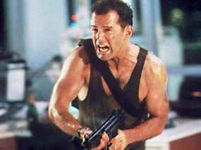 Bruce Willis dans le rôle de John McClane dans une scène de Die Hard en 1988.  Le co-scénariste du film a déclaré que le thriller d'action était plus un film de Noël que Noël blanc.