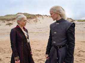 Emma D'Arcy dans le rôle de la princesse Rhaenyra Targaryen et Matt Smith dans le rôle du prince Daemon Targaryen dans une scène de House of the Dragon.