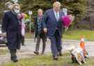 Le premier ministre de l'Ontario Doug Ford et le maire de London Ed Holder ont déposé des fleurs sur le site où une fillette de huit ans a été heurtée et tuée par un automobiliste sur Riverside Drive mardi soir à London.  Photographie prise le mercredi 1er décembre 2021. (Mike Hensen/The London Free Press)