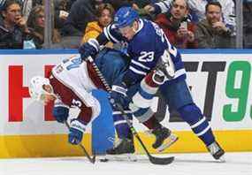 Le défenseur des Maple Leafs Travis Dermott vérifie Darren Helm des Avs mercredi.  GETTY IMAGES