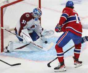 Josh Anderson (17 ans) des Canadiens de Montréal tire une rondelle sur le gardien de but de l'Avalanche du Colorado Jonas Johansson lors de l'action de la première période à Montréal le jeudi 2 décembre 2021.