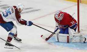 Le gardien de but des Canadiens de Montréal Jake Allen arrête le tir de Logan O'Connor (25 ans) de l'Avalanche du Colorado lors de l'action de la première période à Montréal le jeudi 2 décembre 2021.