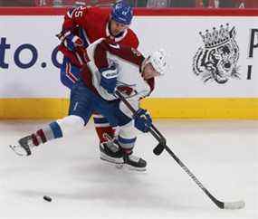 Ryan Poehling (25 ans) des Canadiens de Montréal et Devon Toews (7) de l'Avalanche du Colorado tentent d'atteindre la rondelle en deuxième période à Montréal le jeudi 2 décembre 2021.