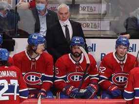 L'entraîneur des Canadiens de Montréal Dominique Ducharme regarde vers le centre de la patinoire, tandis que les joueurs Michael Pezzetta (55), Mathieu Perreault (85) et Artturi Lehkonen (62) regardent le but suivant de Cale Makar de l'Avalanche du Colorado lors de la deuxième période à Montréal le jeudi 2 décembre. 2021.