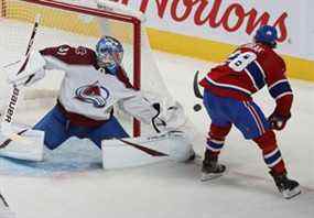 Christian Dvorak (28 ans) des Canadiens de Montréal tente le retour du gardien de but de l'Avalanche du Colorado Jonas Johansson lors de la deuxième période à Montréal le jeudi 2 décembre 2021.