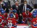 L'entraîneur-chef des Canadiens de Montréal, Dominique Ducharme, s'adresse à ses joueurs lors d'un match contre les Islanders de New York à Montréal le 4 novembre 2021.
