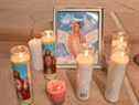 Des bougies sont placées autour d'une photo de la directrice de la photographie Halyna Hutchins lors d'une veillée organisée en son honneur à Albuquerque Civic Plaza à Albuquerque, Nouveau-Mexique, le 23 octobre 2021.