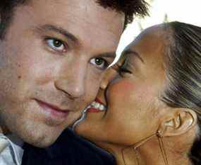 Ben Affleck et sa fiancée d'alors Jennifer Lopez à la première de Daredevil à Los Angeles, le 9 février 2003.