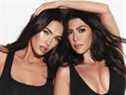 Megan Fox et Kourtney Kardashian sont représentées sur une photo publiée sur le compte Instagram de Kim Kardashian faisant la promotion de sa marque de sous-vêtements SKIMS.