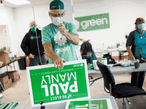 Les travailleurs de la campagne ont assemblé des pancartes pour le candidat du Parti vert Paul Manly à Nanaimo, en Colombie-Britannique. Manly a perdu son siège après avoir été député pendant un peu plus de deux ans.