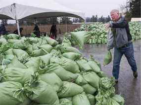 Des bénévoles ont rempli des sacs de sable à utiliser dans les zones inondables du parc Albert Dyck à Abbotsford.