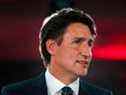 Le Premier ministre canadien Justin Trudeau prononce son discours de victoire après les élections générales à l'hôtel Reine Elizabeth à Montréal, au Québec, tôt le 21 septembre 2021. 