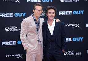 Ryan Reynolds pose avec le réalisateur Shawn Levy à la première de Free Guy à New York.