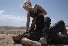 Josh Lawson dans le rôle de Kano et Jessica McNamee dans le rôle de Sonya Blade dans Mortal Kombat.