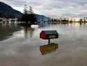 Des eaux d'inondation sont observées une semaine après que des pluies torrentielles se soient abattues sur la Colombie-Britannique, déclenchant des glissements de terrain et des inondations, fermant des autoroutes, à Abbottsford, en Colombie-Britannique. 