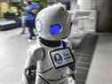 Un robot connu sous le nom d'Ema est testé au siège d'Empresas Publicas de Medellin à Medellin, en Colombie, le 22 septembre 2021. 