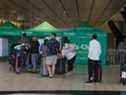 Des voyageurs font la queue dans une zone pour les tests Covid-19 de la réaction en chaîne par polymérase (PCR) à l'aéroport international OR Tambo de Johannesburg le 27 novembre 2021.