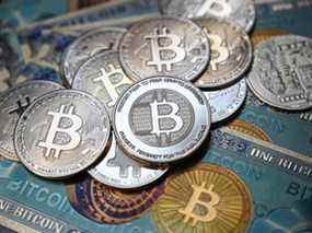 imitations physiques de billets et de pièces de monnaie de la crypto-monnaie bitcoin.