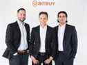 Bitbuy COO Jordan Anderson, à gauche, PDG Michael Arbus, et président Dean Skurka.  Bitbuy est le premier marché canadien de la cryptographie à être entièrement enregistré auprès de la Commission des valeurs mobilières de l'Ontario (CVMO).