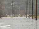 L'eau de crue s'écoule sur une route dans la région de Sumas le 18 novembre 2021 à Abbotsford, en Colombie-Britannique