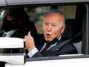 Le président américain Joe Biden fait un geste après avoir conduit un Hummer EV lors d'une visite à l'usine de montage de véhicules électriques 
