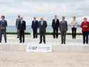 Les dirigeants du G7 posent pour une photo de groupe surplombant la plage de Cornwall en juin.  En utilisant la pandémie de COVID-19 et le changement climatique comme toile de fond de motivation, le G7 s'efforce de remplacer les fondamentaux du modèle de marché par un nouveau paradigme, écrit Terence Corcoran. 