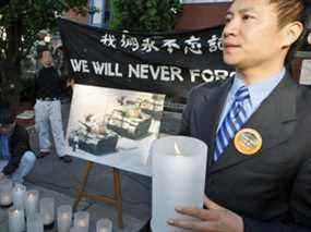 L'ancien leader étudiant Wang Dan commémore l'anniversaire du massacre de la place Tiananmen, devant le consulat chinois à Toronto.