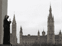 Une statue représentant la justice donne de la Cour suprême du Canada sur la Cité parlementaire à Ottawa.  Il y a un fort sentiment, même parmi les députés qui sont vaccinés, que la vaccination obligatoire est une atteinte à la liberté de mouvement et aux droits constitutionnels des Canadiens.
