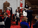 Les sénateurs prennent une photo alors qu'ils arrivent pour la séance d'ouverture dans la salle du Sénat à Ottawa le 23 septembre 2020.