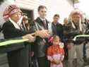 Le ministre des Affaires indiennes de l'époque, Jim Prentice, au centre, organise une cérémonie d'inauguration pour l'usine de traitement des eaux d'Eden Valley, à Eden Valley, en Alberta, en 2006.