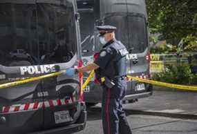 La scène à l'extérieur du garage de stationnement de l'hôtel de ville à Toronto, en Ontario, le vendredi 2 juillet 2021. où l'agent de police de Toronto Const.  Jeffrey Northrup a été tué.