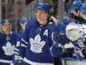 La superstar des Leafs Auston Matthews célèbre après avoir marqué l'un de ses trois buts contre l'Avalanche mercredi.  GETTY IMAGES
