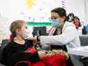Une fillette de neuf ans se fait vacciner dans une clinique de vaccination après que le Canada a approuvé le vaccin COVID-19 de Pfizer pour les enfants âgés de cinq à 11 ans, à Montréal, le 26 novembre