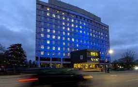 L'hôtel de ville et d'autres bâtiments de Londres ont été éclairés en bleu vendredi en l'honneur d'Alexandra Stemp et d'autres Brownies qui ont été touchés alors qu'ils marchaient mardi soir en groupe le long de Riverside Drive par un véhicule qui a sauté le trottoir.  (Mike Hensen/The London Free Press)
