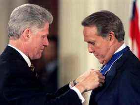 Le 7 janvier 1997, le président Bill Clinton épingle la Médaille présidentielle de la liberté, la plus haute distinction civile du pays, à l'ancien sénateur Bob Dole.