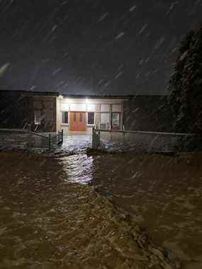 Niveaux d'eau en crue le soir du 15 novembre 2021 à l'école primaire Merritt Central.