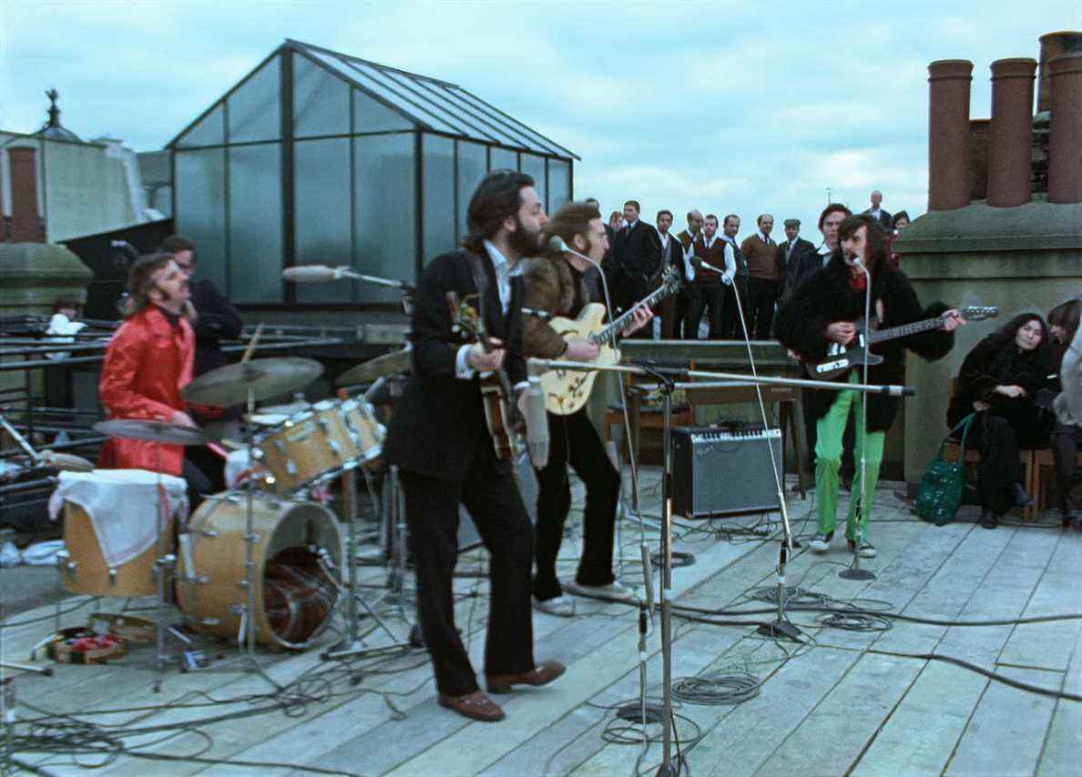 Les Beatles lors de leur concert sur le toit en 1969 des docuseries The Beatles: Get Back
