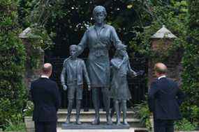 Le prince William, duc de Cambridge (à gauche) et le prince Harry, duc de Sussex dévoilent une statue de leur mère, la princesse Diana au Sunken Garden de Kensington Palace, Londres, le 1er juillet 2021. (Dominic Lipinski/Pool/AFP via Getty Images )