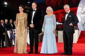 (LR) : Catherine, duchesse de Cambridge, le prince William, duc de Cambridge, Camilla, duchesse de Cornouailles et le prince Charles, prince de Galles arrivent pour la première mondiale du film de James Bond 007 