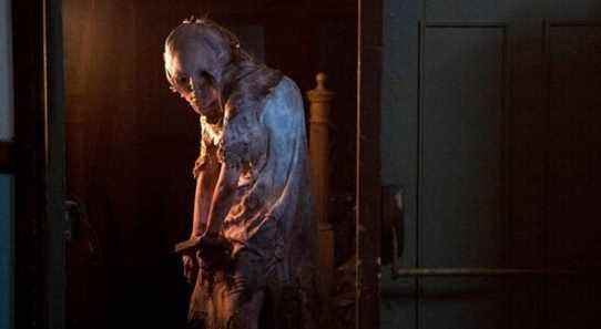 Le nouveau film Resident Evil embrasse enfin l'horreur, mais il devrait être plus trash