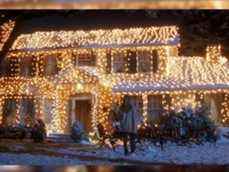 Scène des vacances de Noël de National Lampoon où il n'y a pas trop de lumières sur une maison.