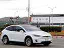 Un véhicule Tesla passe devant l'usine principale de Tesla à Fremont, en Californie, le 11 mai 2020. 