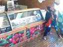 Des images de Subway dans l'Illinois montrent un employé se battre avec un voleur à main armée.
