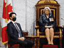 Le premier ministre Justin Trudeau, à gauche, regarde après que la gouverneure générale Mary Simon a prononcé le discours du Trône au Sénat à Ottawa, le 23 novembre.
