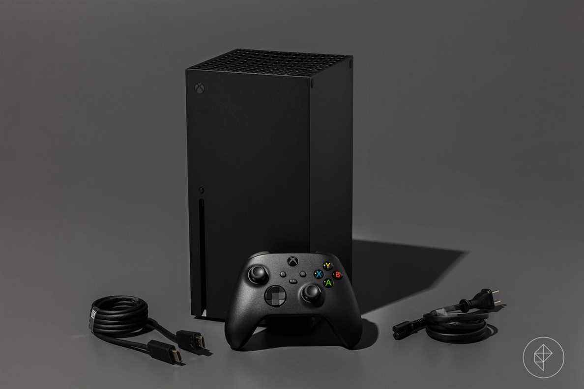 Console de jeu vidéo Xbox Series X photographiée sur fond gris foncé
