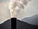 Une cheminée d'usine fume dans le complexe industriel de Cubatao, dans l'État de Sao Paulo, au Brésil, le 4 novembre 2021. 