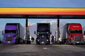 Des camions font le plein au Love's Truck Stop à Springville, dans l'Utah, le 1er décembre 2021.